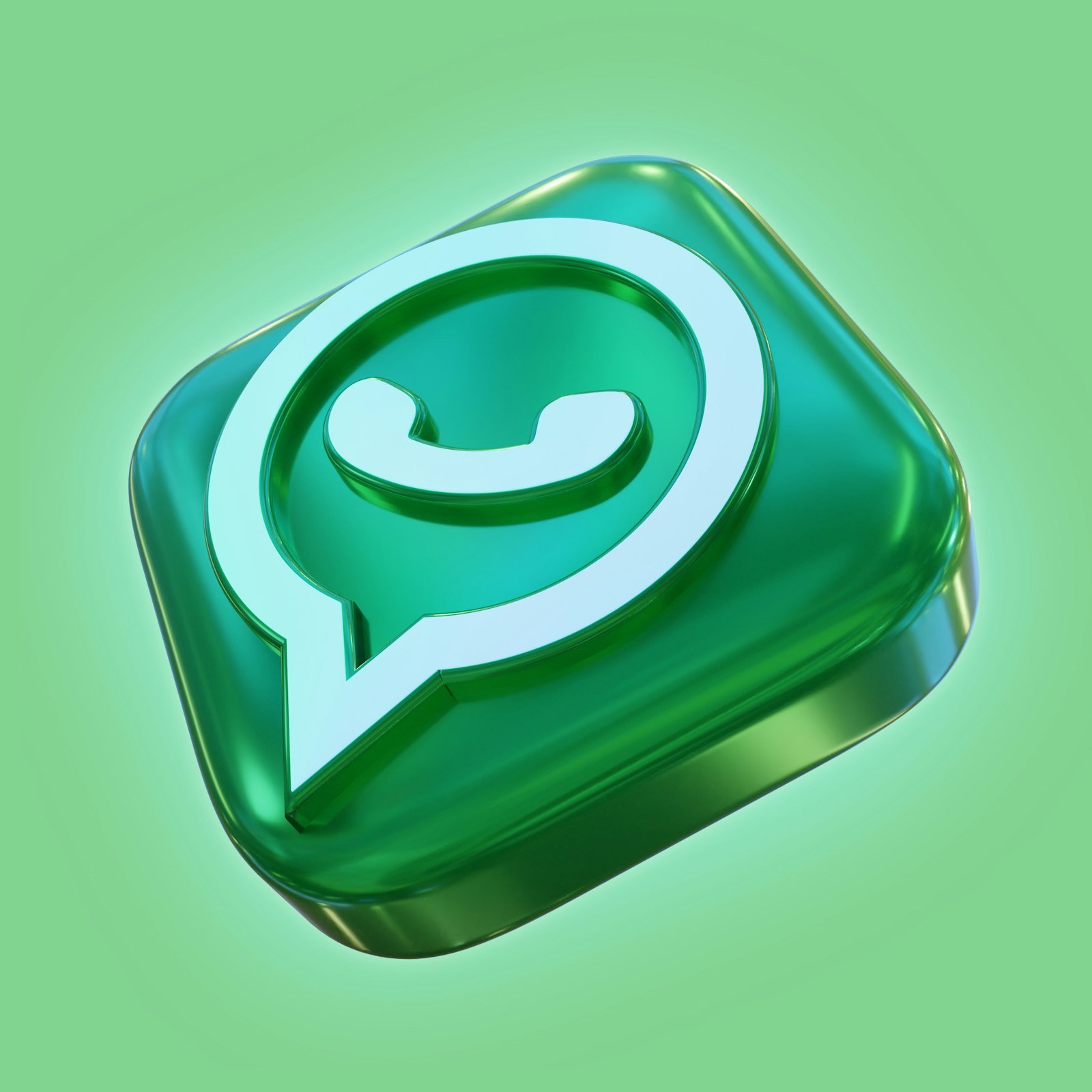 Persona atendiendo clientes por WhatsApp Business desde su telefono