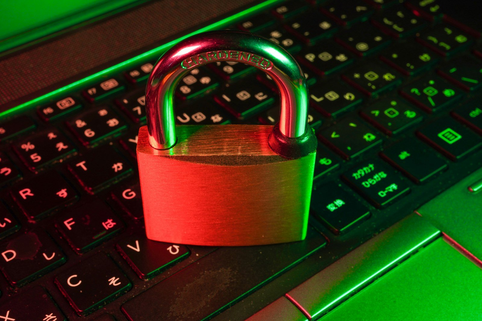 Candado digital de ciberseguridad sobre un teclado de computador