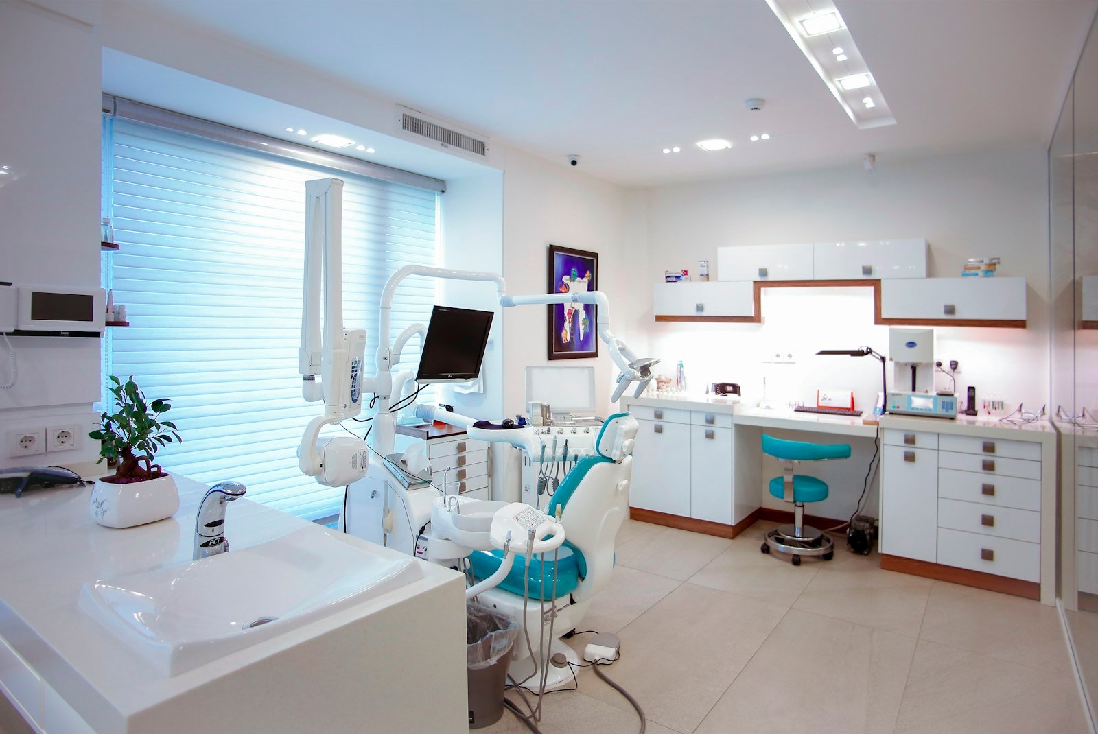 Consulta dental moderna y limpia lista para atender pacientes