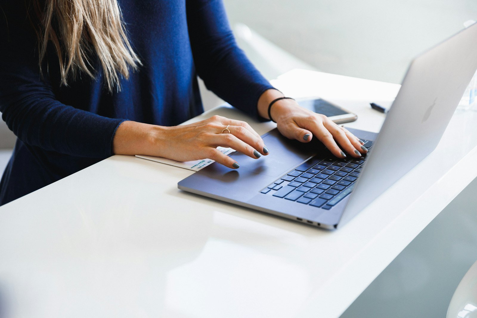 Profesional independiente trabajando en laptop desde un escritorio ordenado