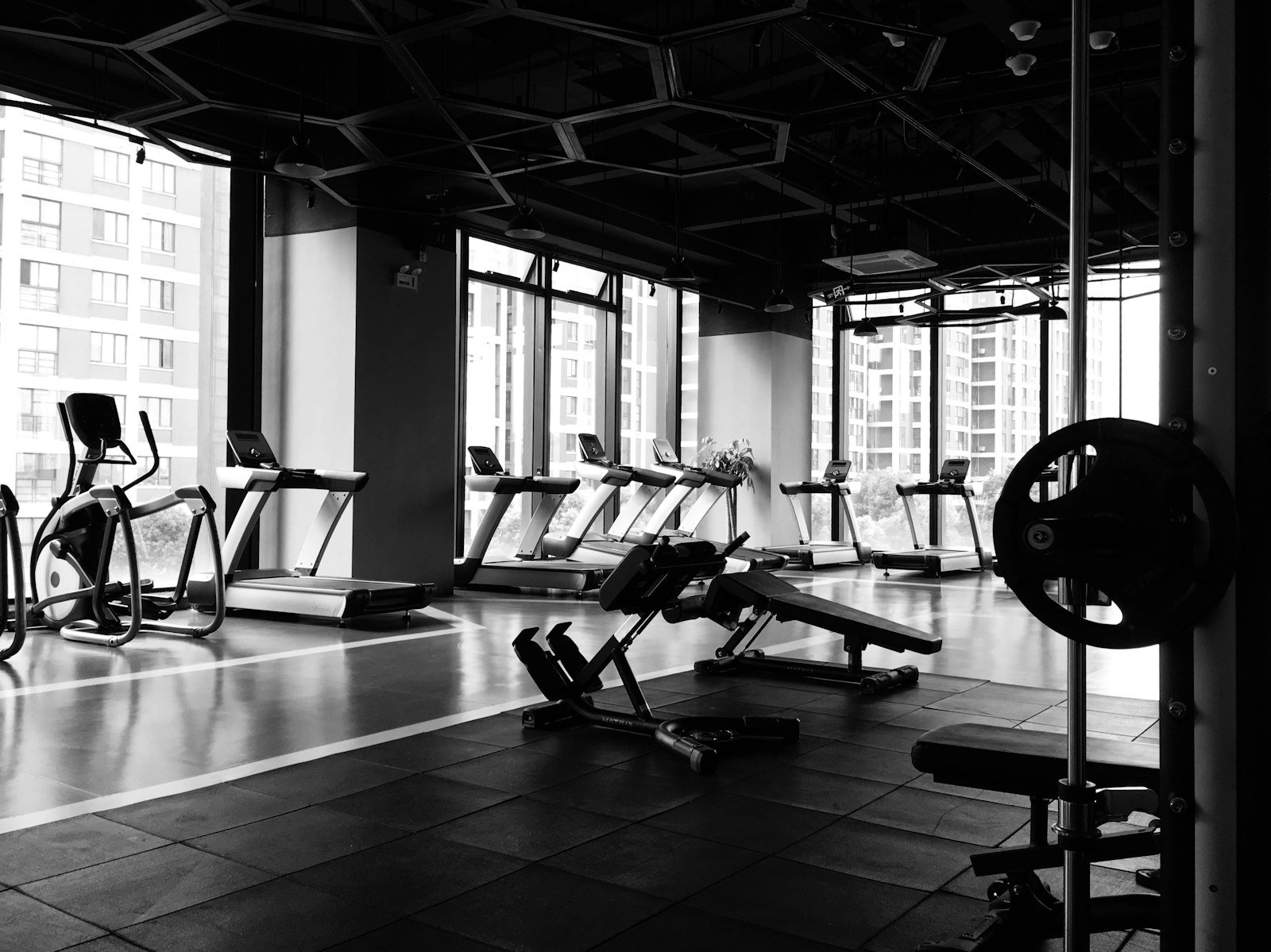 Interior de estudio de fitness moderno con equipos listos para entrenar