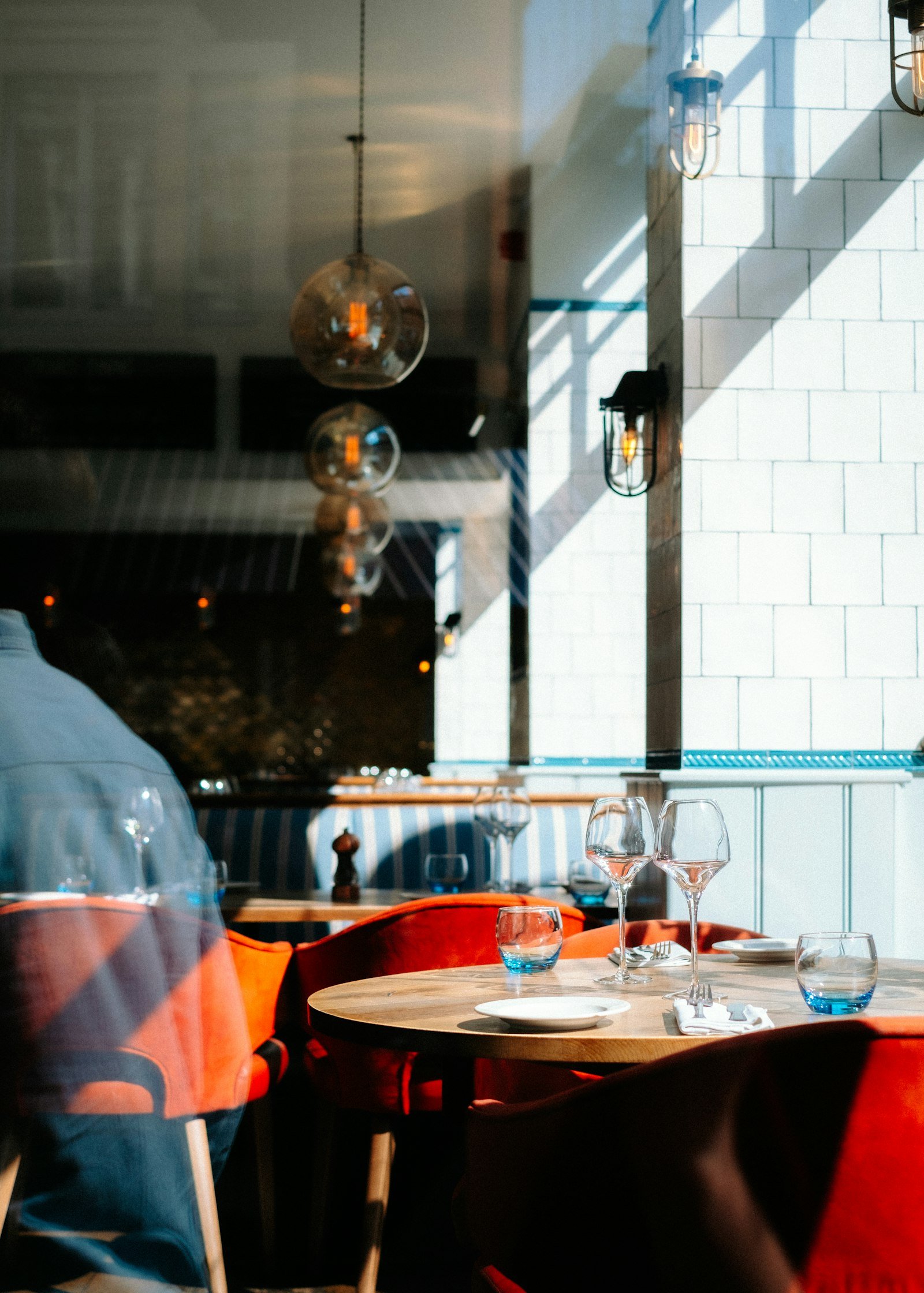 Interior acogedor de restaurante con mesa servida lista para comensales