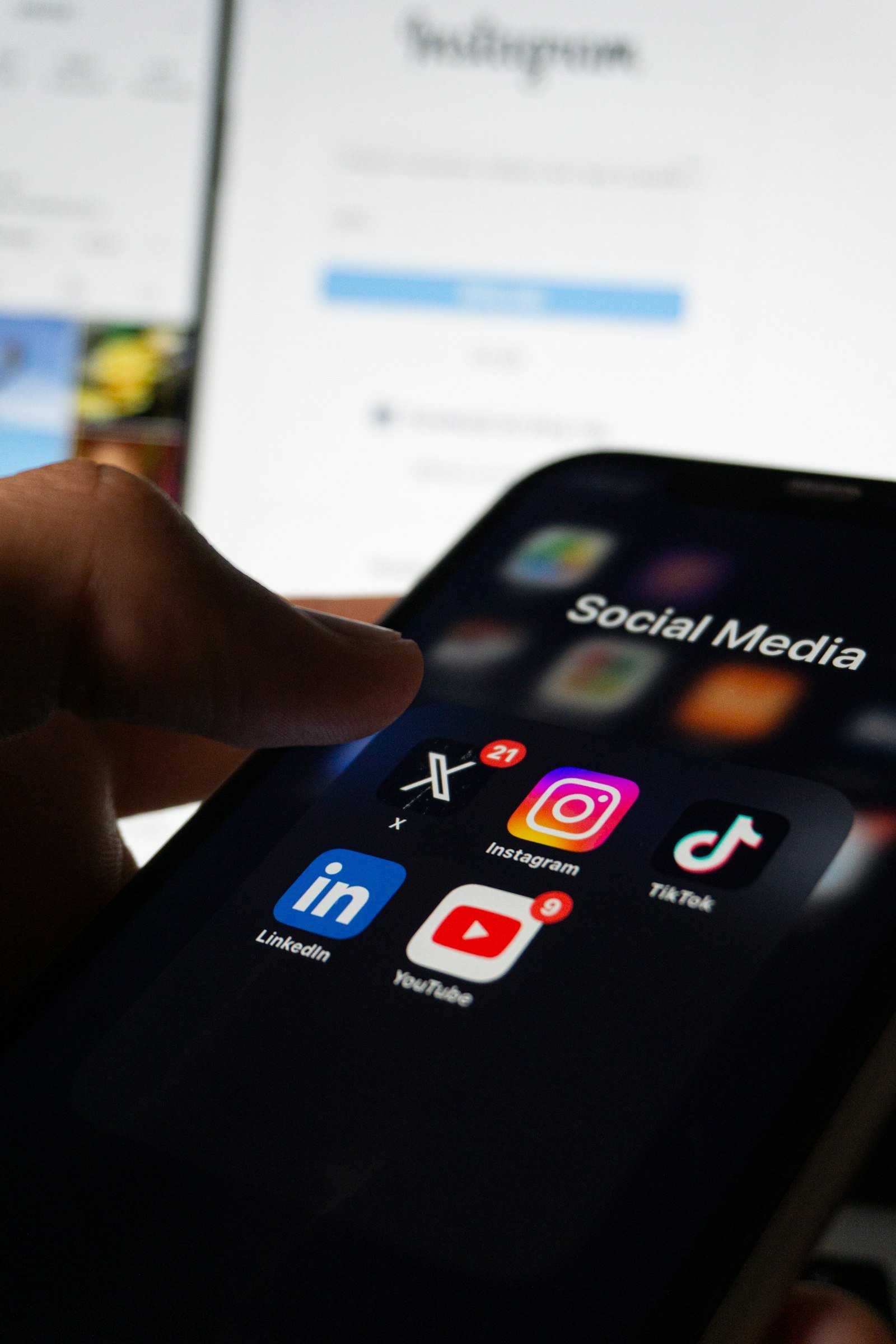 Iconos de redes sociales flotando sobre la pantalla de un smartphone
