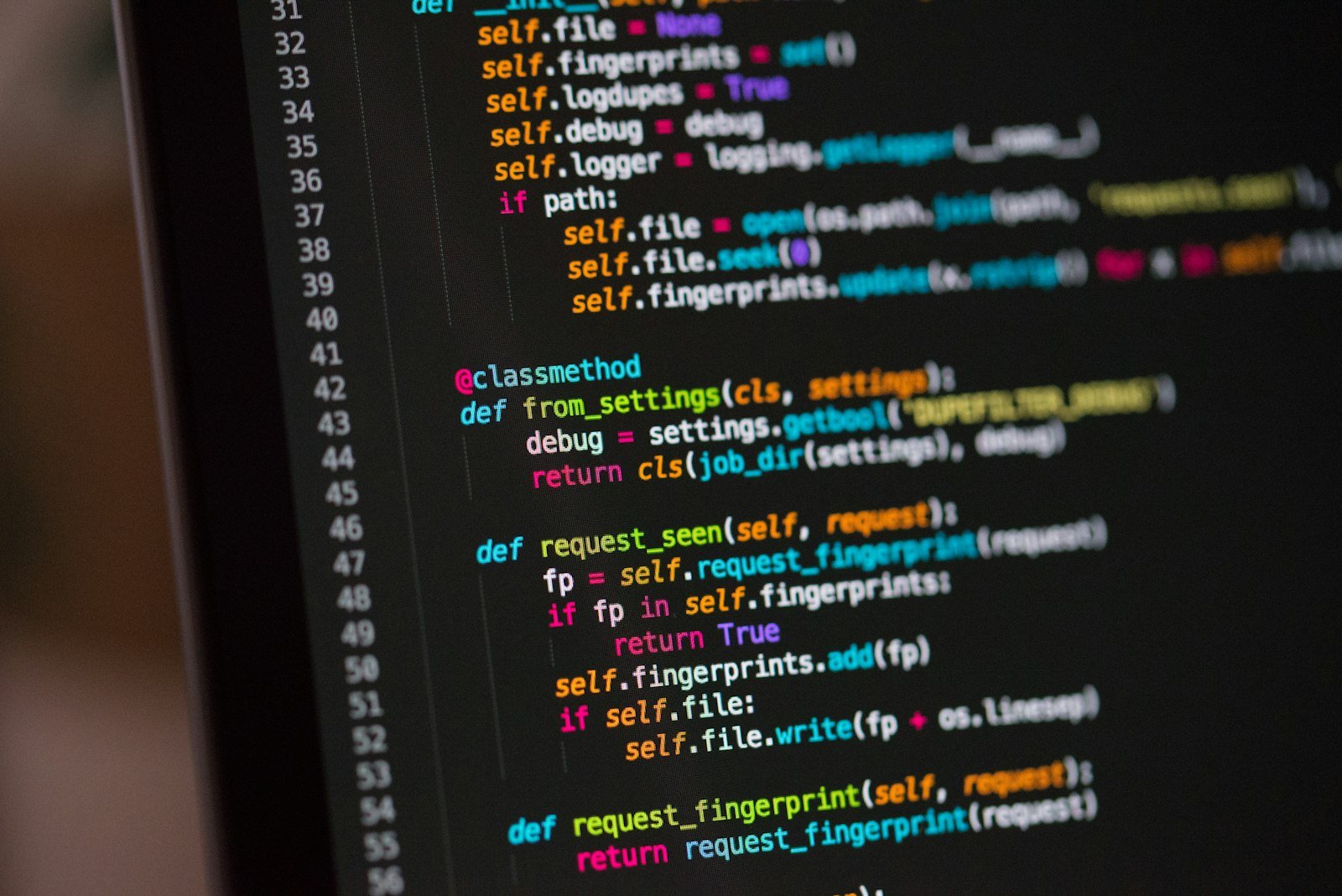 Pantalla de computador mostrando código y datos de una auditoría SEO técnica