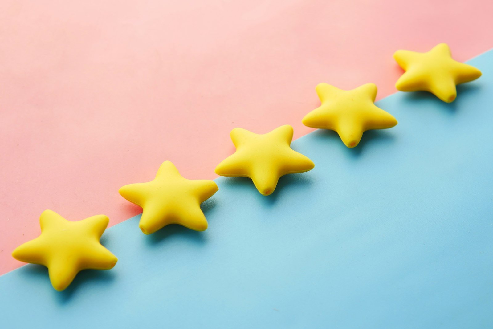 Reseña de cliente con calificación de cinco estrellas
