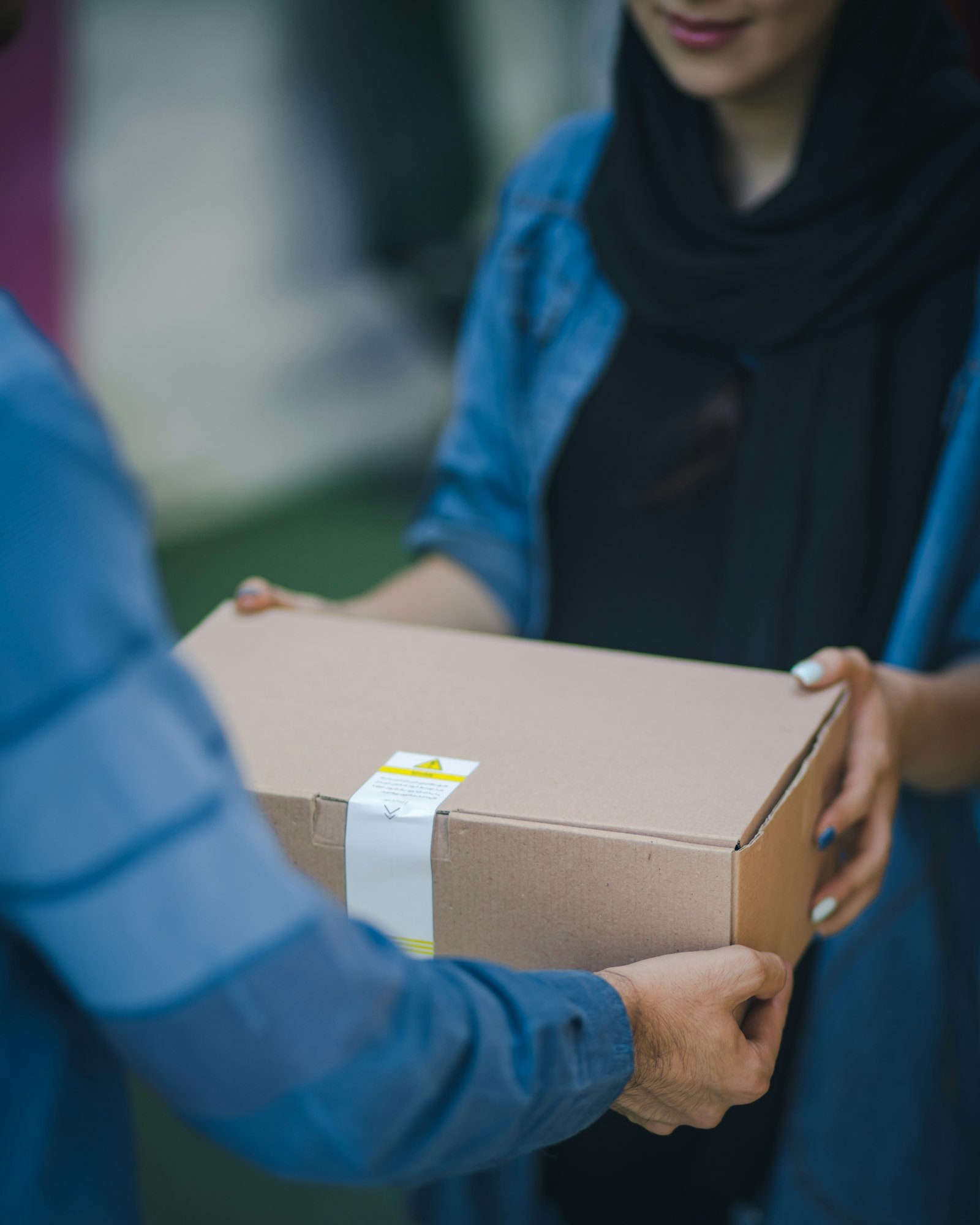 Persona entregando un paquete de una compra online, venta en Mercado Libre desde tu tienda